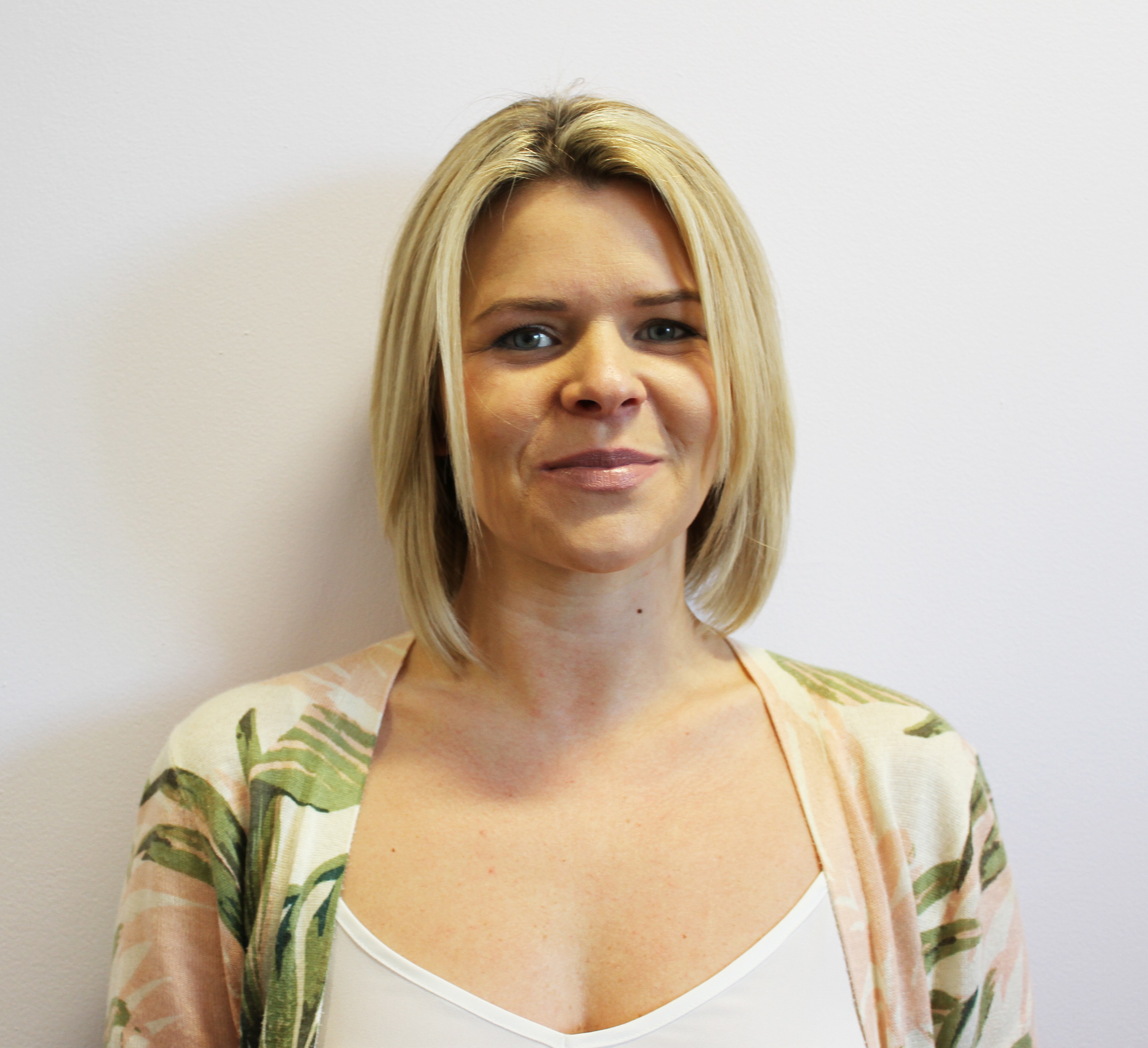 Lucy Jones headshot 